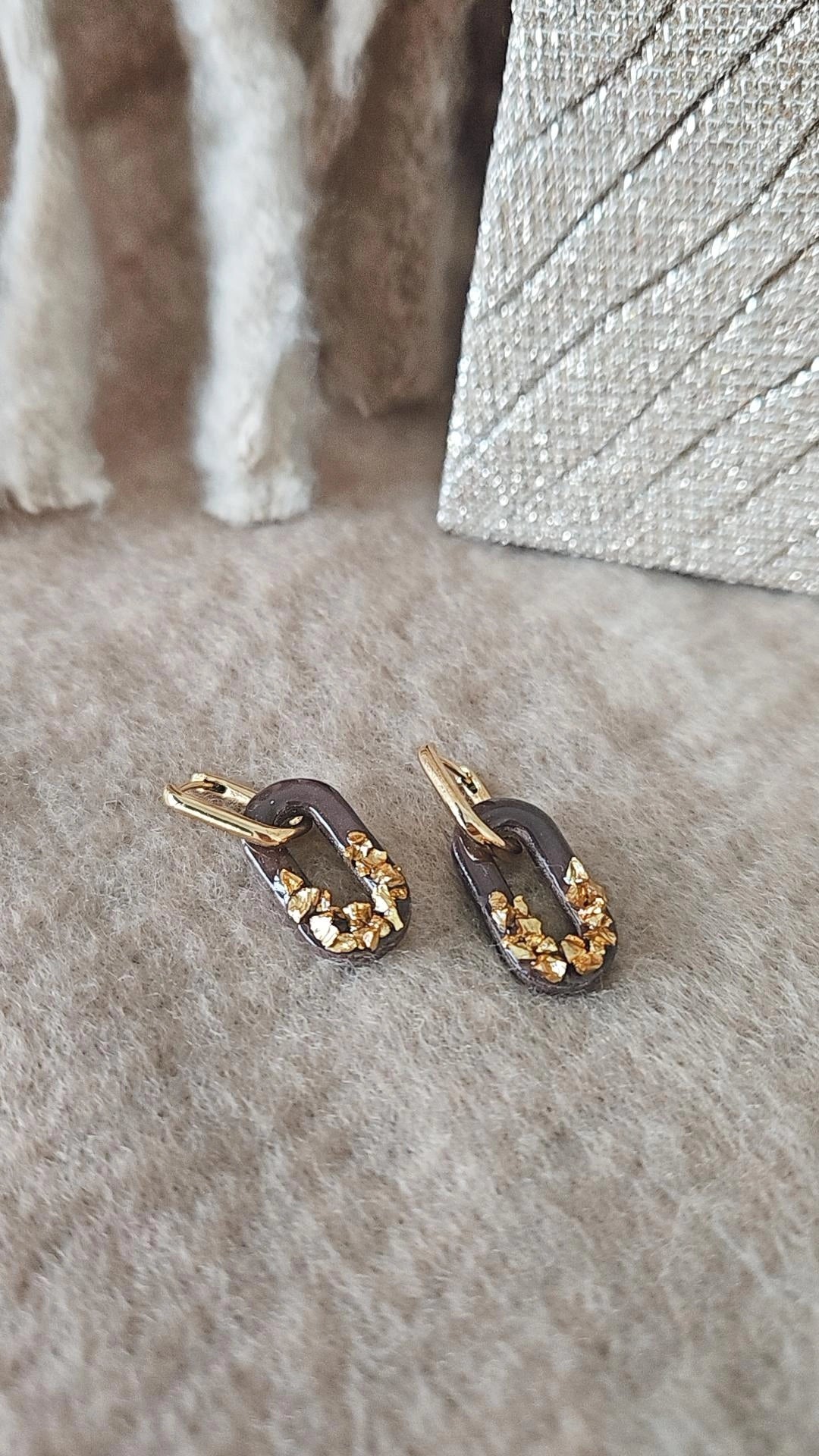 Oorbel Vieve - met goudkleurig steentje